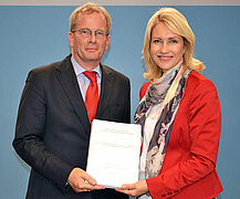 Übergabe des Altenberichts an Bundesseniorenministerin Manuela Schwesig. Foto: BMFSFJ