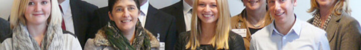 Die Projektpartner zusammen mit NRW-Gesundheitsministerin Barbara Steffens und Auszubildenden in den Pflegeberufen bei der Vorstellung des Internetportals am Donnerstag in Düsseldorf. Foto: MGEPA